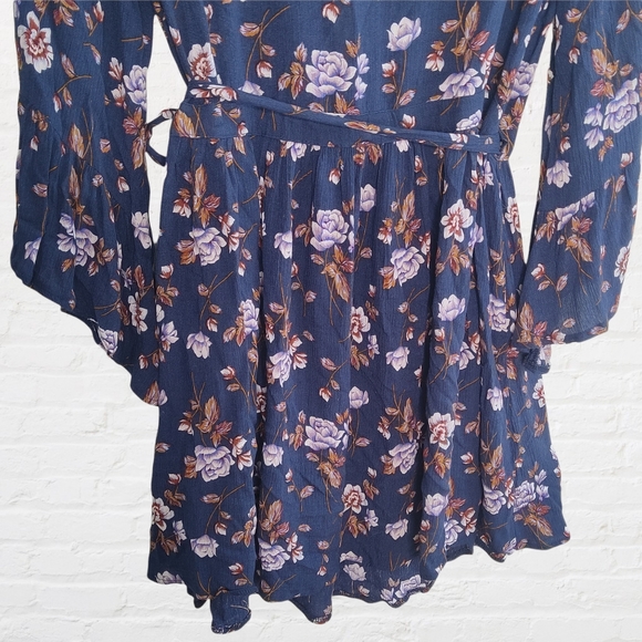 American eagle floral wrap dress with bell sleeves - Picture 4 of 11